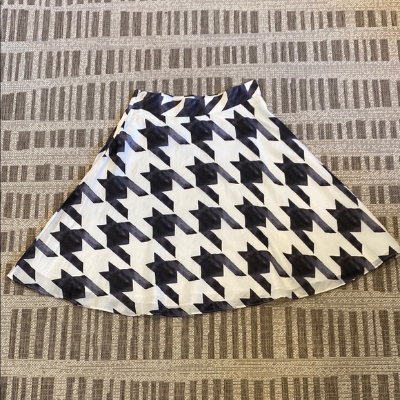 Flowy Full A-Line Skirt Houndstooth Liz Black, Gray White Knee-Length Size 8 - Picture 5 of 6